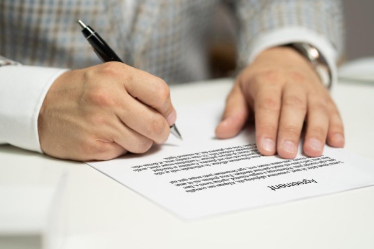 Medewerkers krijgen steeds vaker vast contract Medewerkers krijgen steeds vaker vast contract