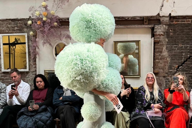 Volop bloemen in decor salonshow Claes Iversen Volop bloemen in decor salonshow Claes Iversen